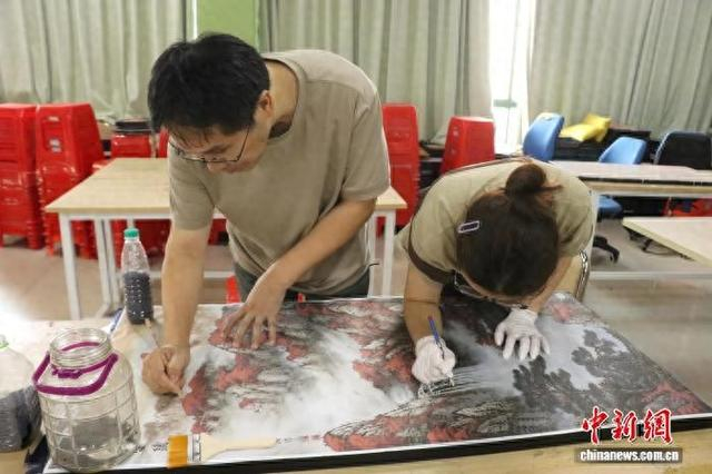 “粮”辰美景入画来 探访江西南昌粮食画制作技艺非遗工坊