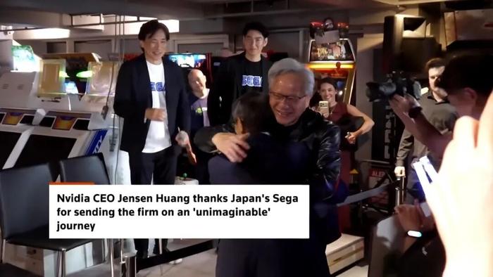 黄仁勋现身日本游戏厅，深情拥抱“救命恩人”