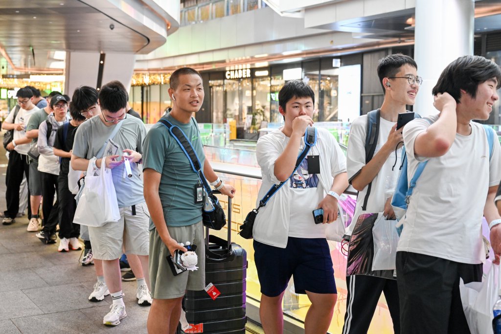 2026年8月8日，上海，高先生拖着行李箱在排队等候检票入场。澎湃新闻记者 朱伟辉 图